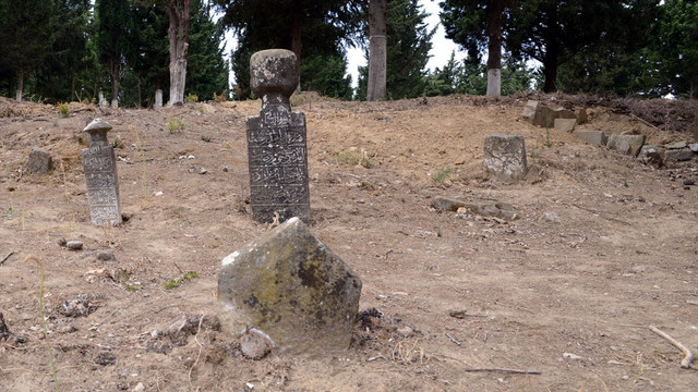 Gelibolu Yarımadası'ndaki köy mezarlıklarında temizlik