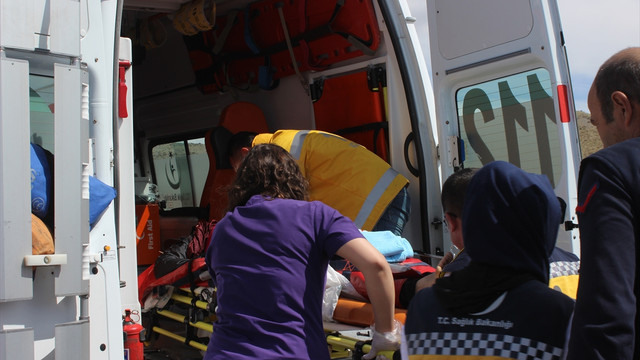 Göle düşen genç kızı polis kurtardı