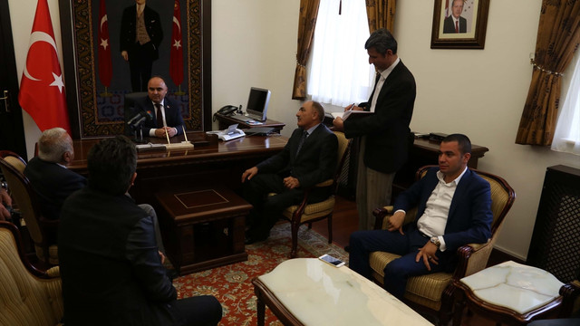 Göreve başlayan vali gazetecilerden önce davrandı