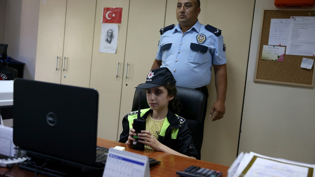 Görme engelli öğrenciler bir günlüğüne polis oldu