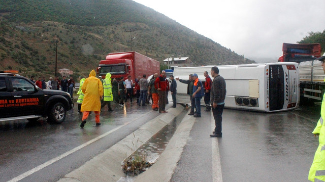 Gümüşhane'de midibüs devrildi: 14 yaralı