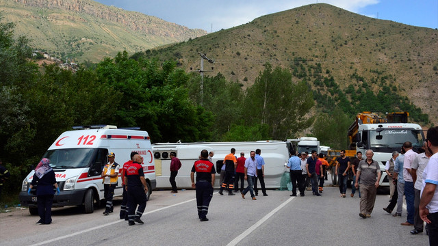 Gümüşhane'de midibüs devrildi: 18 yaralı