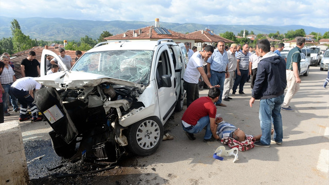 Hafif ticari araç istinat duvarına çarptı: 2 yaralı