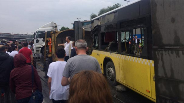 İstanbulda kamyon metrobüs yoluna girdi! Yaralılar var