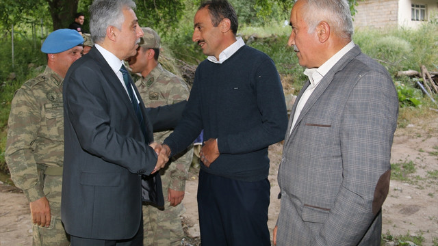 Hakkari Valisi Toprak, şehit ailesini ziyaret etti