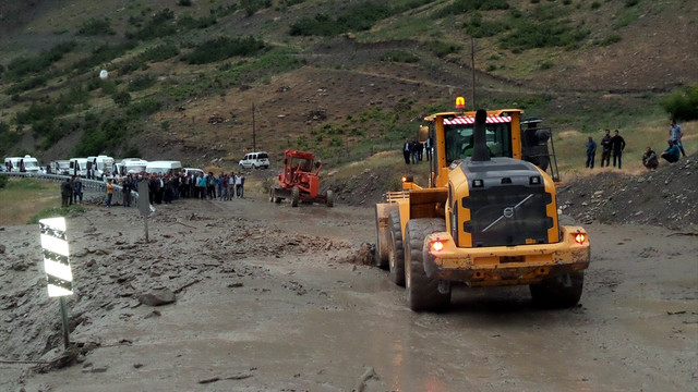 Hakkari-Van karayolunda heyelan