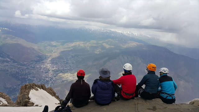 Hakkari'de dağcılar Sümbül Dağı'na tırmandı