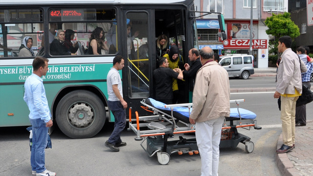 Hamile kadını hastaneye otobüsle götürdü