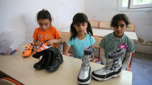 Hatay'da 2 bin 400 çift ayakkabı yardımı