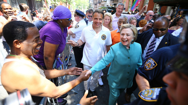 Hillary Clinton eşcinsellerin yürüyüşüne katıldı
