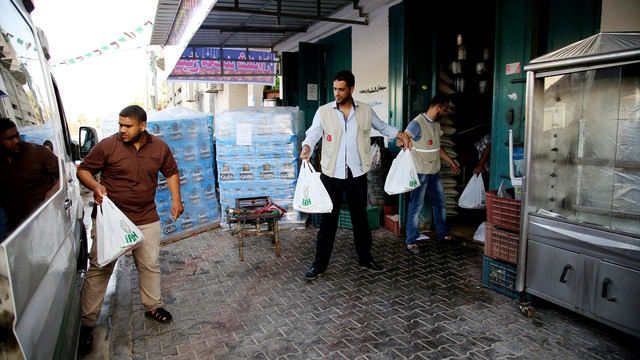 İHH Gazze'de iftarlık dağıttı