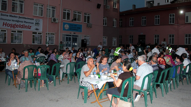 İHH'dan madenci yakınlarına iftar