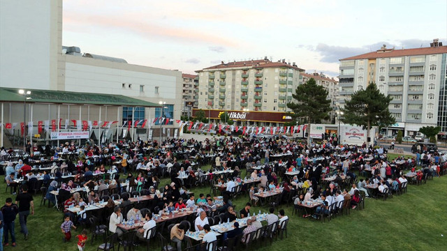 İHH'nın iftar tırıyla Elazığ'da 2 bin kişiye iftar