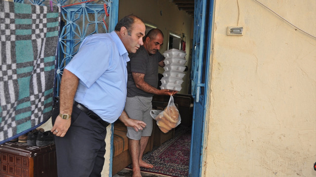 İhtiyaç sahiplerinin evlerine iftar yemeği servisi