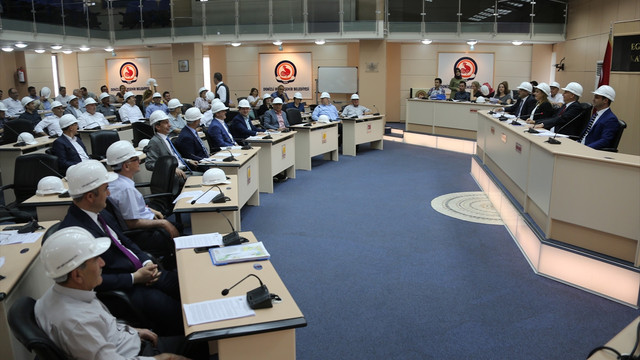 İş güvenliği ve sağlığına dikkati çekmek için baret taktılar