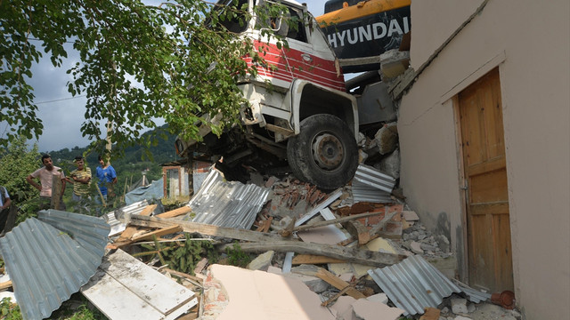 İş makinesi taşıyan kamyon eve çarptı