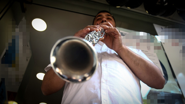 İş yerini cenaze marşıyla kapattı