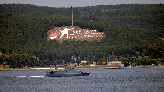 İspanya askeri gemisi Çanakkale Boğazı'ndan geçti