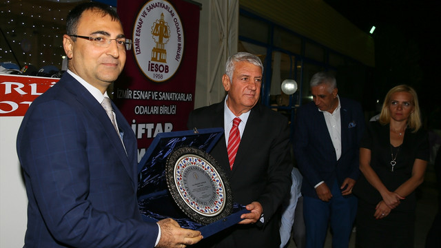 İzmir Valisi Toprak'tan esnafa veda