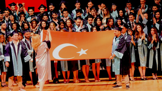 İzmir'de mezuniyet töreninde pankart açılması