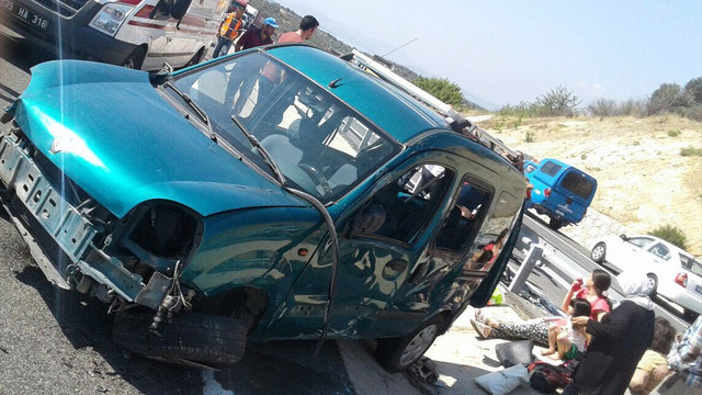 Aksarayda otomobil devrildi: 5 yaralı