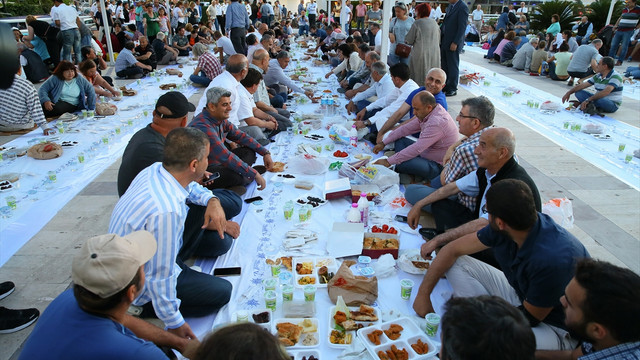 İzmirliler iftarda Yeryüzü Sofrasında buluştu