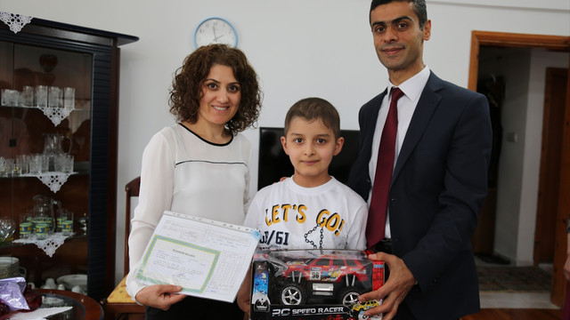 Kanser hastası öğrencinin evde karne heyecanı