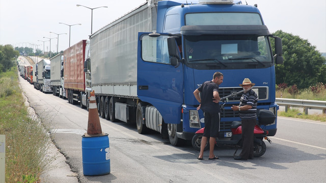 Kapıkule'de 10 kilometrelik tır kuyruğu
