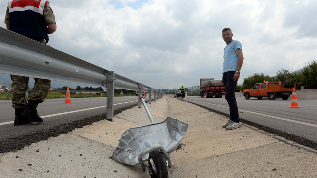 Karayolu işçilerine hafif ticari araç çarptı: 2 ölü, 2 yaralı