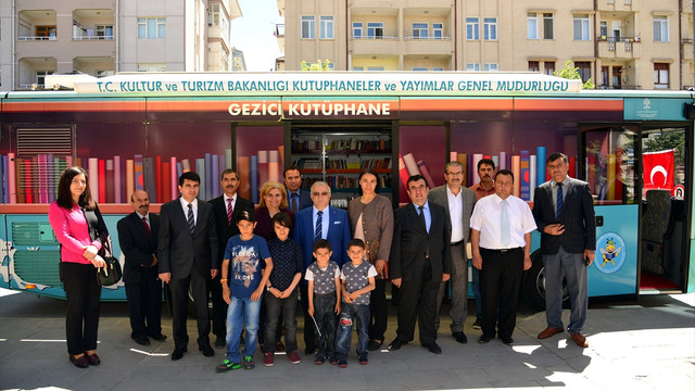 Karnesini alan gezici kütüphaneye gitti