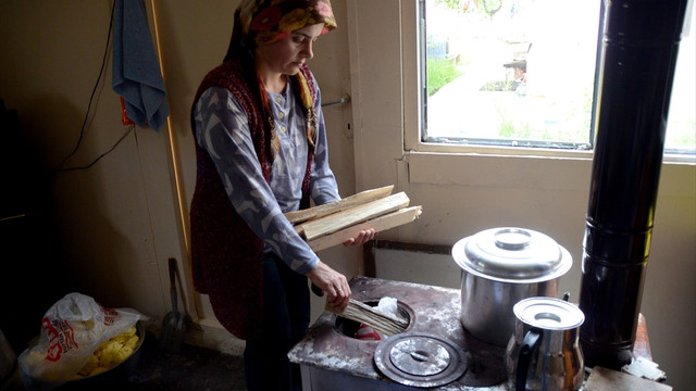 Karsta evlerde hala soba yakılıyor