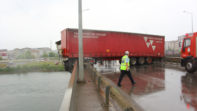Kayan tır köprüde asılı kaldı