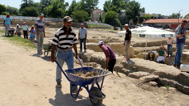 Kazı alanında işçilerin kavurucu sıcakla imtihanı