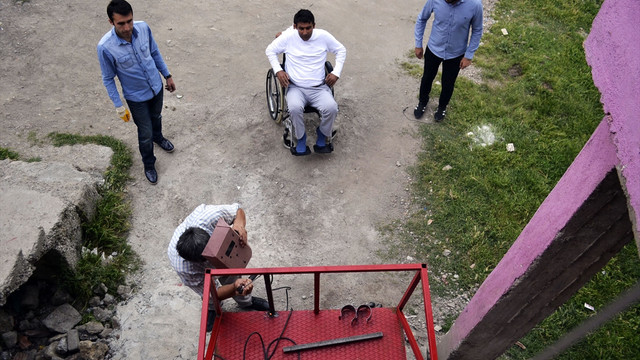 Kendisi gibi engelli arkadaşı için 6 metrelik asansör yaptı