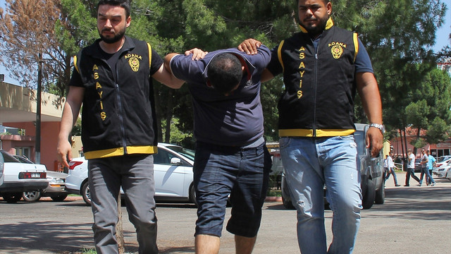 Kendisini denetmen olarak tanıtıp, kasadaki paraları çaldı