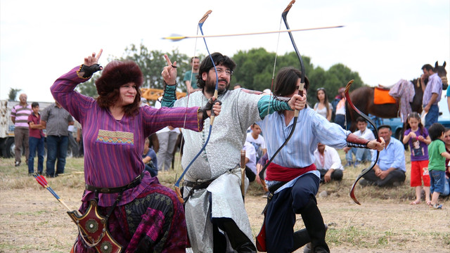 Kermeste cirit ve ok atışı