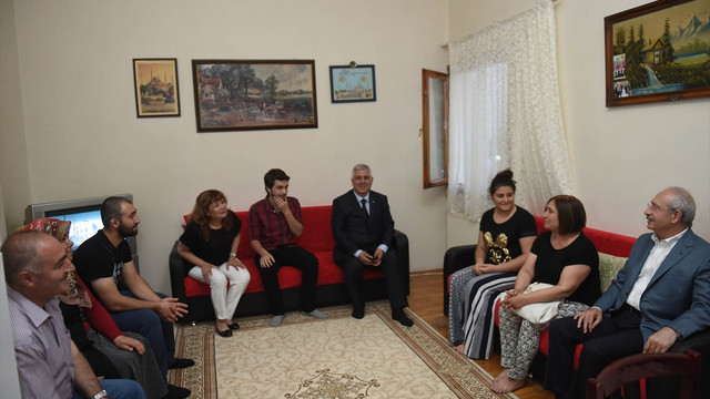 Kılıçdaroğlu, bir apartman görevlisinin evinde iftar yaptı