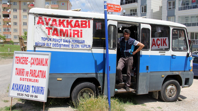 Kira fazla gelince minibüsünü mobil dükkana çevirdi