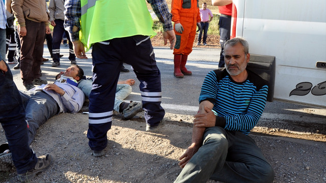 Kırıkkale'de işçi servisi ile otomobil çarpıştı: 20 yaralı