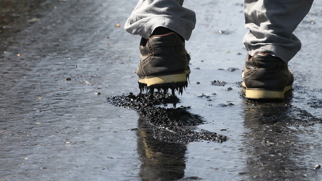 Kırklarelinde sıcak hava asfaltı eritti