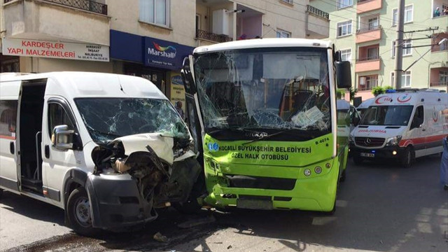 Kocaeli'de halk otobüsüyle servis minibüsü çarpıştı: 21 yaralı