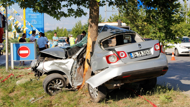 Kocaeli'de otomobil ağaca çarptı: 1 ölü, 1 yaralı