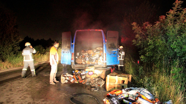 Kocaeli'de seyir halindeki kargo aracı yandı