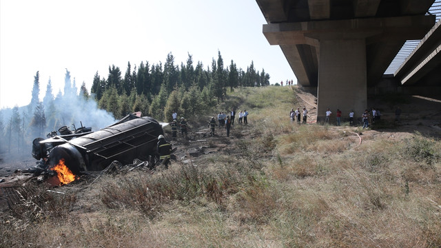 Kocaeli'de viyadükten düşen gaz yüklü tankerde yangın
