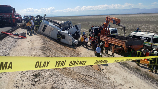 GÜNCELLEME - Konya'da tır ile minibüs çarpıştı: 10 ölü, 4 yaralı