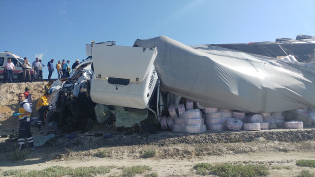 Konya'da tır ile minibüs çarpıştı: 6 ölü, 5 yaralı