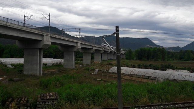 Kopan elektrik telleri YHT seferlerini aksattı