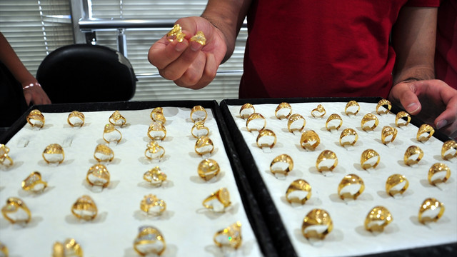 Kuyumcuda altın yüzükleri sahtesiyle değiştirdi