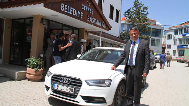 Maaşıyla burs veriyor makam aracı kullanmıyor