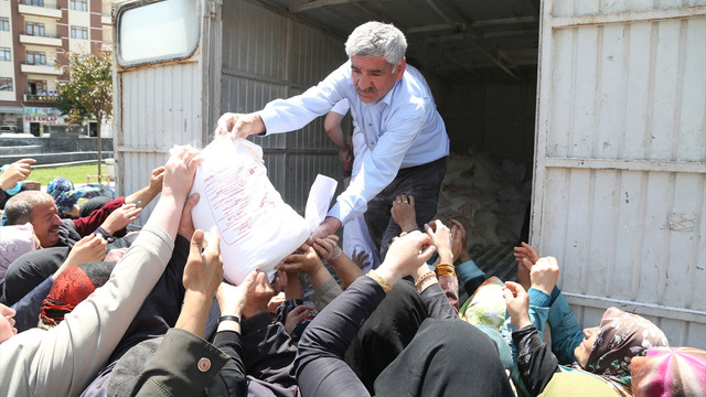 Mahalle muhtarının yardım çağrısı karşılıksız kalmadı